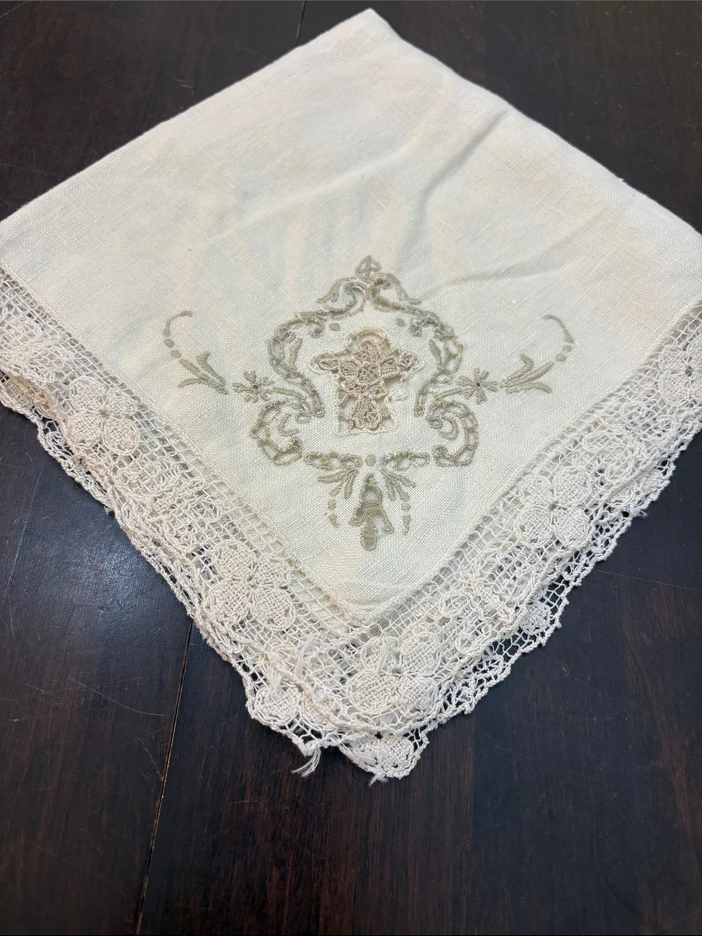 4 Vintage Embroidered Linen Napkins - Cream Lace Edge